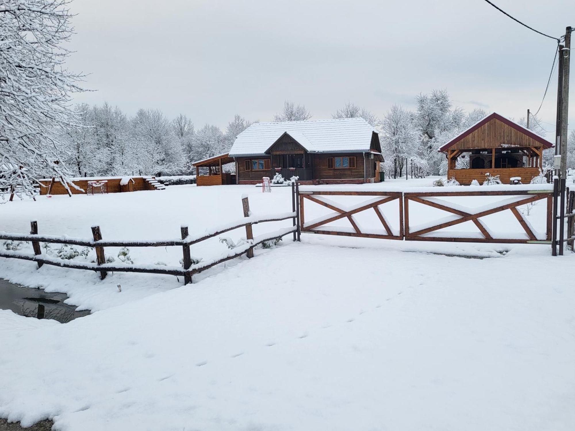 Vila Kuca Za Odmor Jopi I Mare Topusko Exteriér fotografie