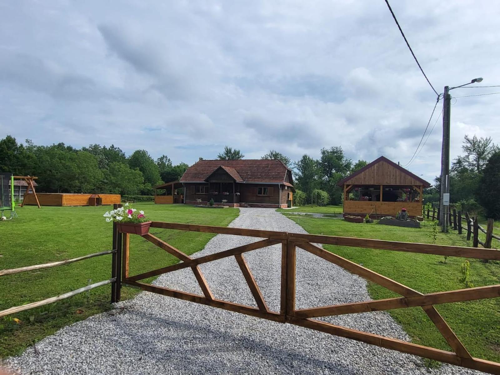 Vila Kuca Za Odmor Jopi I Mare Topusko Exteriér fotografie